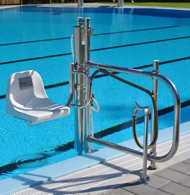 Poollift Lehner Delphin am Schwimmbecken montiert