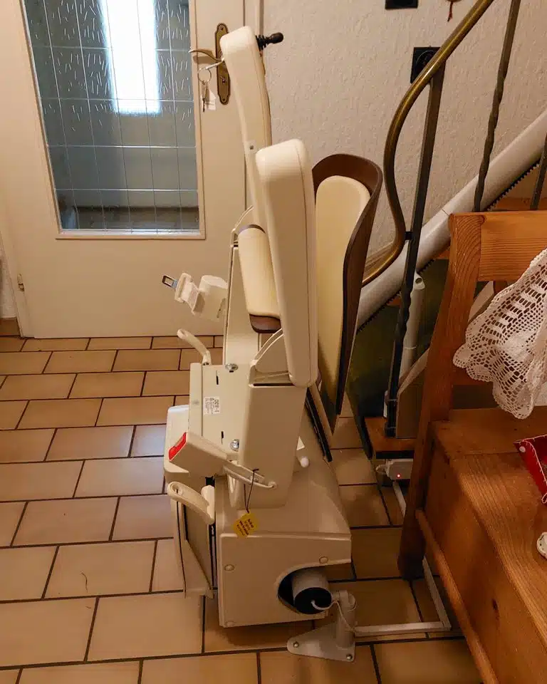 Kurventreppenlift Handicare Freecurve mit Stufenbefestigung in Augsburg
