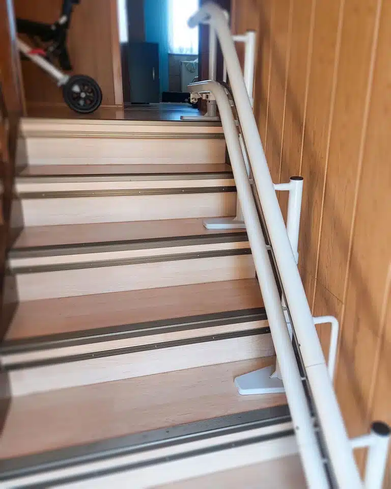 Schiene des Kurventreppenlifts am oberen Ende der Treppe in Asbach-Bäumenheim