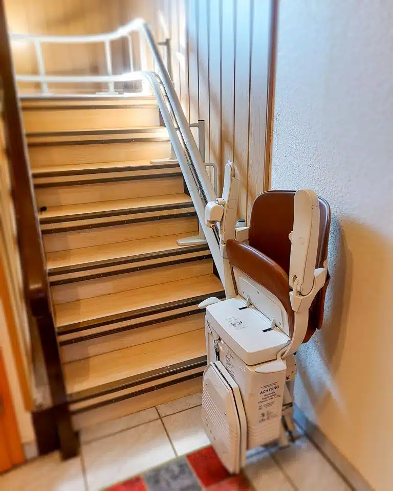 Gebrachter Kurventreppenlift außenliegend, unten zusammengeklappt in Asbach-Bäumenheim