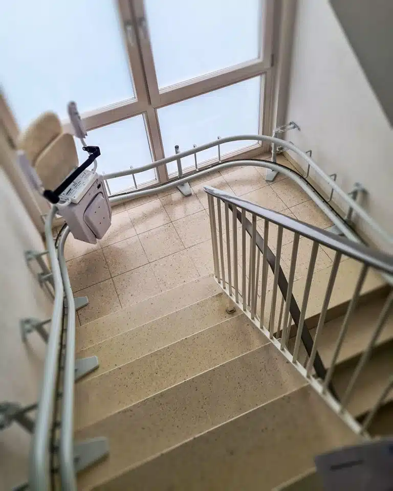 Lehner Alpha Kurventreppenlift fährt auf der Strecke in Augsburg