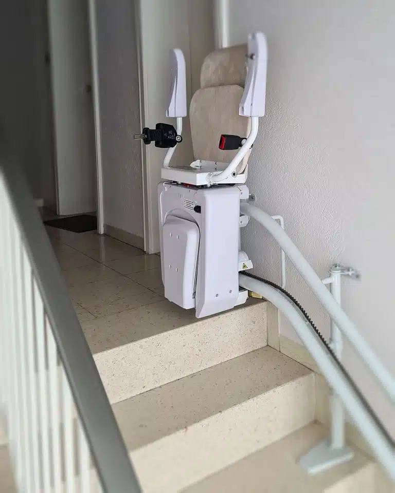 Lehner Alpha Kurventreppenlift oben zusammengeklappt auf Podest in Augsburg