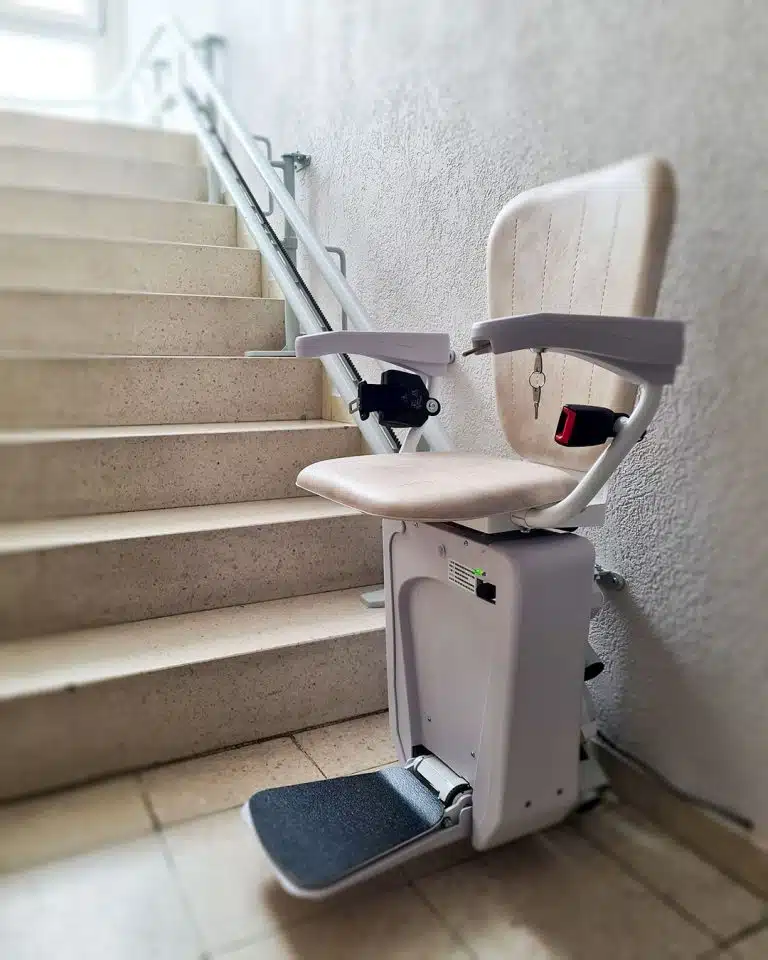 Lehner Alpha Kurventreppenlift unten aufgeklappt auf Podest in Augsburg