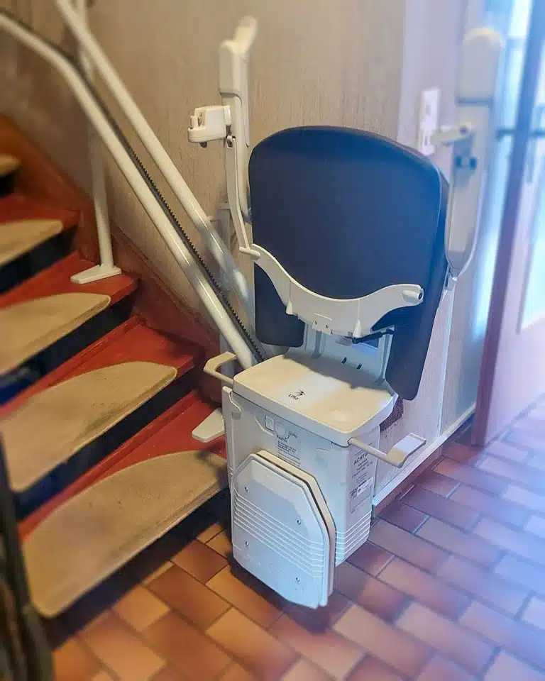 Gebrachter Kurventreppenlift Stannah unten zugeklappt in Marktoberdorf