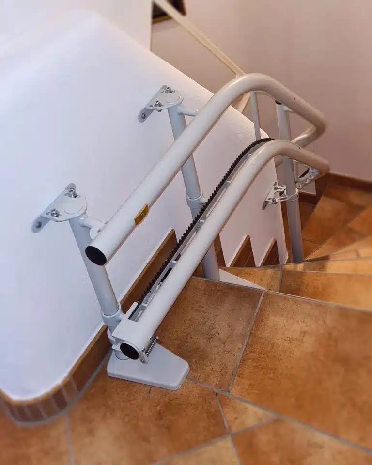 Kurventreppenlift Alpha Classic in München, Schienenführung mit Blick nach unten