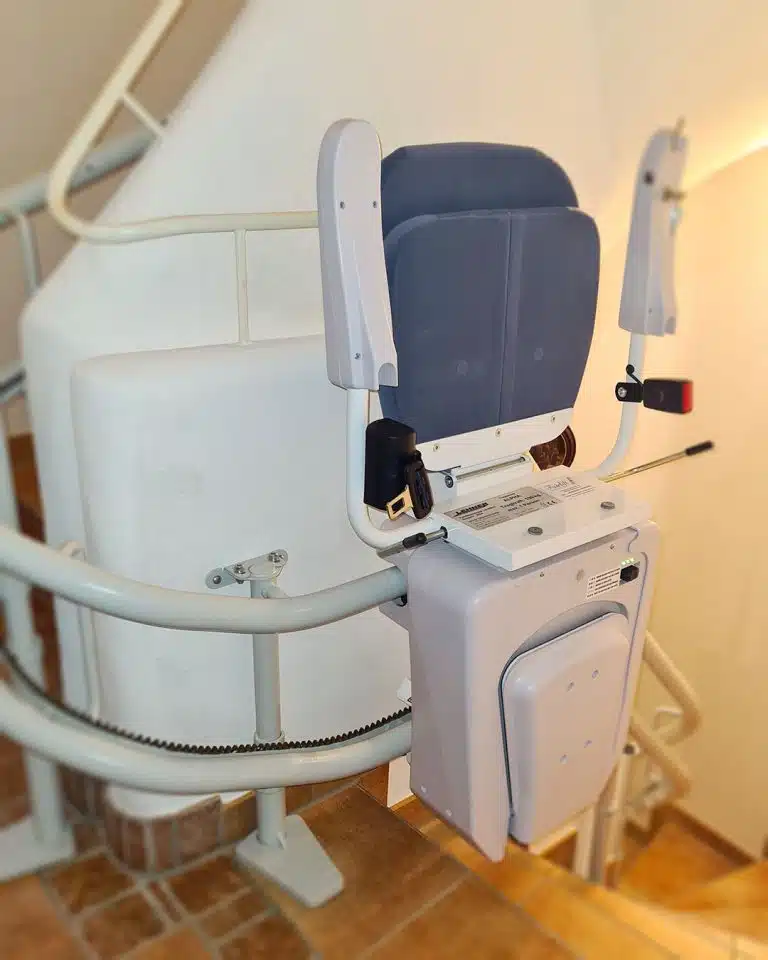 Kurventreppenlift Alpha Classic an Zwischenhaltestelle in München