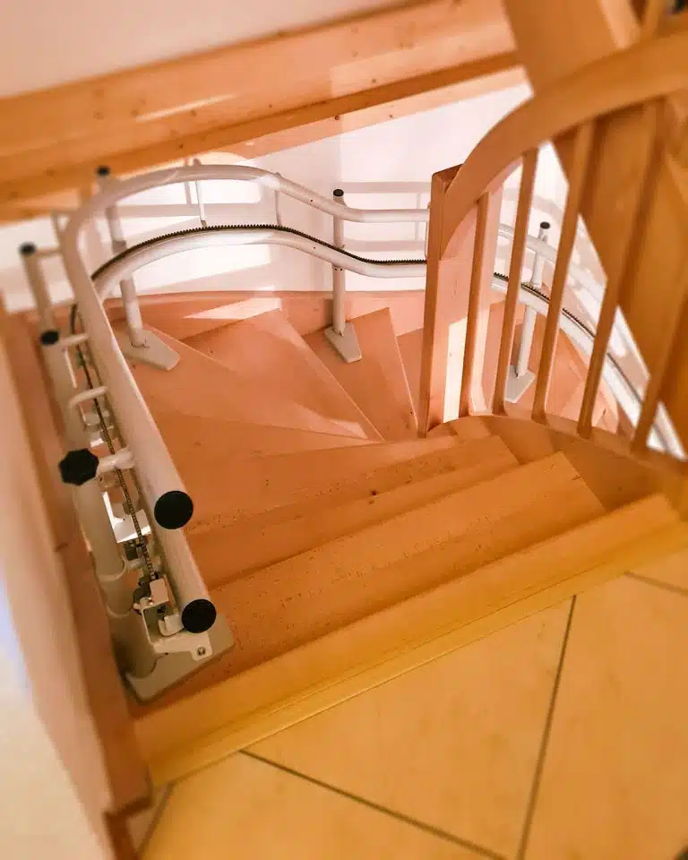 Schienenverlauf eines Kurventreppenliftes in Schongau, von oben fotografiert