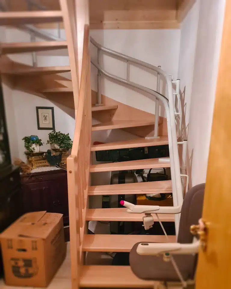 Schienenverlauf eines Kurventreppenliftes in Schongau, von unten fotografiert