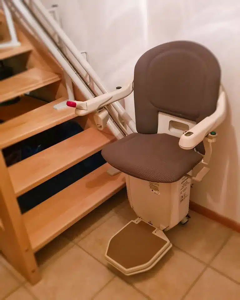 Gebrauchter Kurventreppenlift in Schongau, unten aufgeklappt