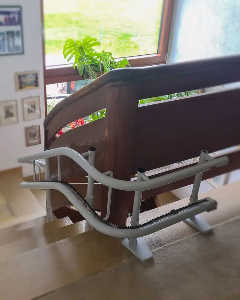 Schiene des Treppenliftes am oberen Ende der Treppe in Biberbach