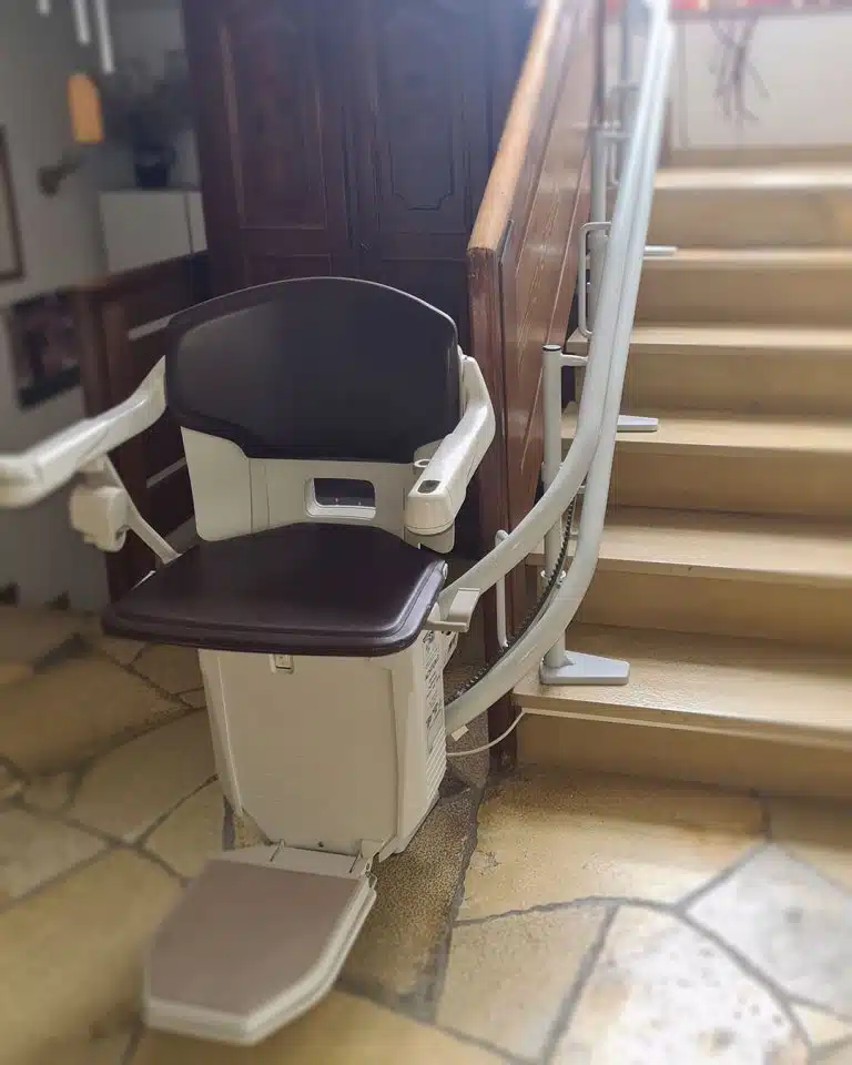 Gebrauchter Treppenlift in Biberbach, unten aufgeklappt auf dem Podest