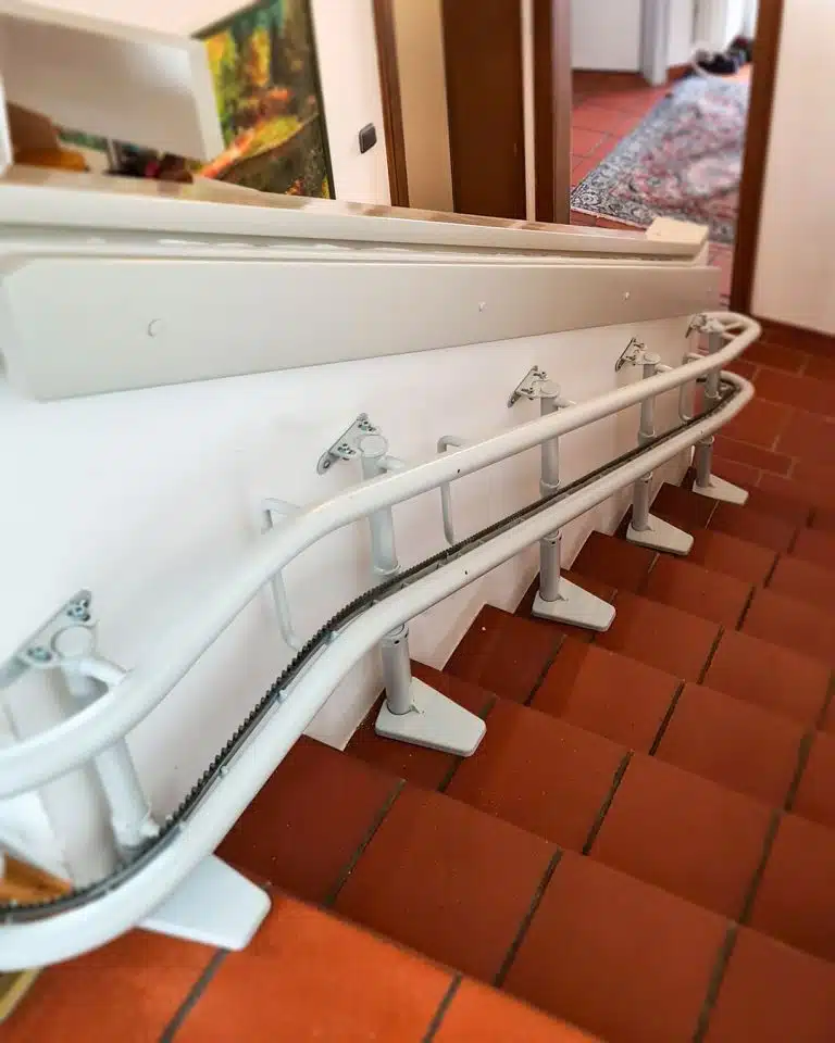 Treppenverlauf mit Kurventreppenlift Lehner Alpha Classic in Stadtbergen, Montage über eine Etage mit Wandhaltern