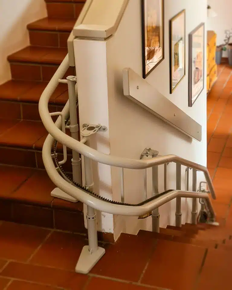 Wandhalter-Montage eines Kurventreppenlifts Lehner Alpha Classic in Stadtbergen ohne Bohrung in die Treppenstufen