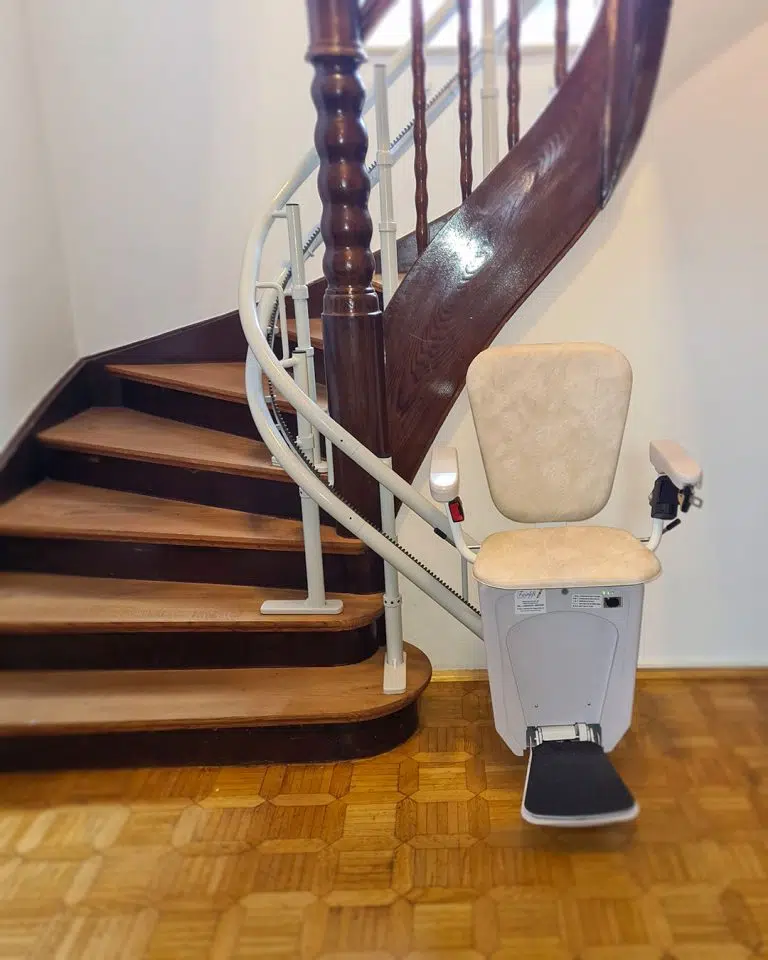 Gebrauchter Kurventreppenlift in Emmering in unterer Parkposition