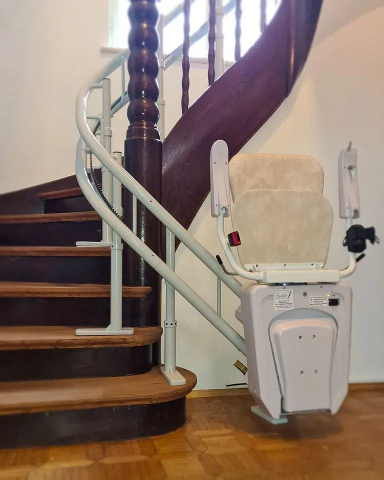 Gebrauchter Kurventreppenlift mit elektrischem Fußbrett in Emmering