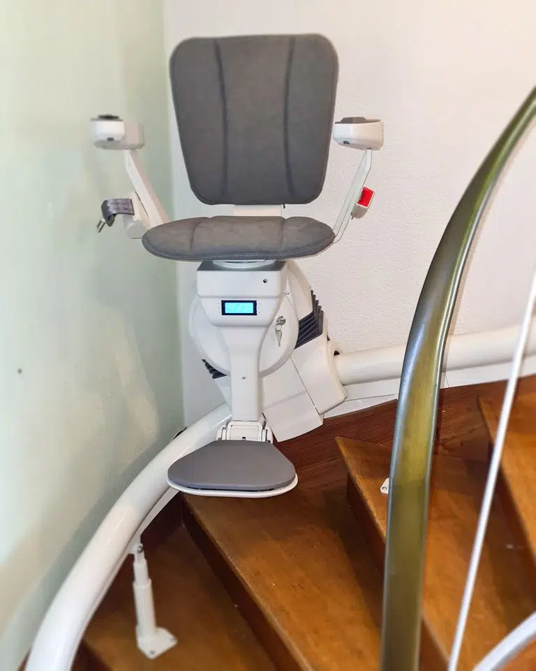 Platinum Ultimate Kurventreppenlift im Kurvenverlauf einer Holztreppe in Bobingen