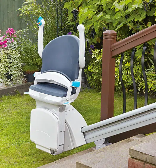 Außen-Treppenlift an einer geraden Außentreppe im Gartenbereich