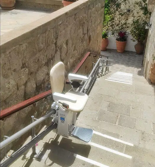 Außen-Treppenlift an einer kurvigen Außentreppe mit Richtungswechsel